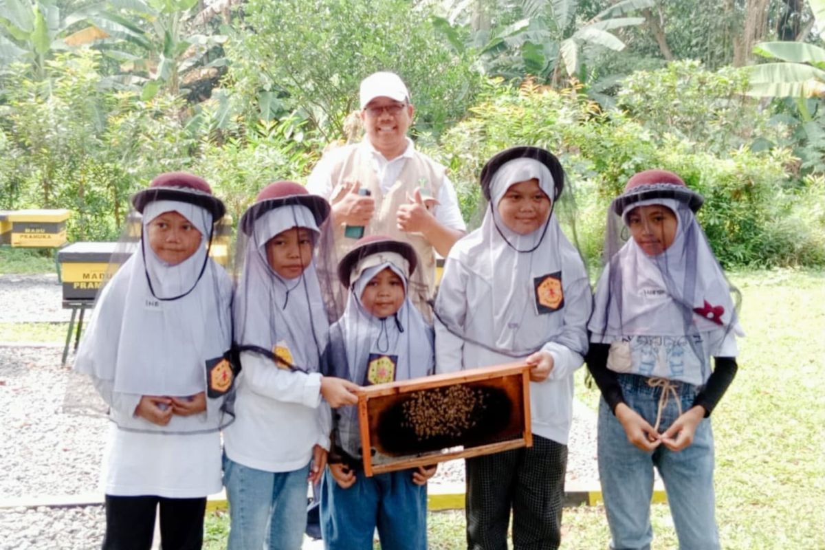 Ilustrasi zakat untuk pendidikan untuk artikel Dana Zakat untuk Pendidikan Dorong Program Yatim dan Dhuafa